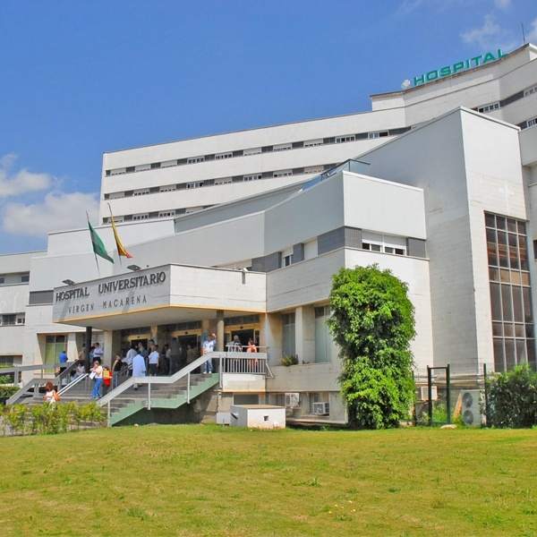 Vecinos del Polígono Sur protestan por el cierre del centro de salud por la tarde Vecinos del Polígono Sur protestan por el cierre del centro de salud por la tarde