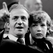 Felipe de Borbón, junto a su padre, el Rey Juan Carlos, en 1977