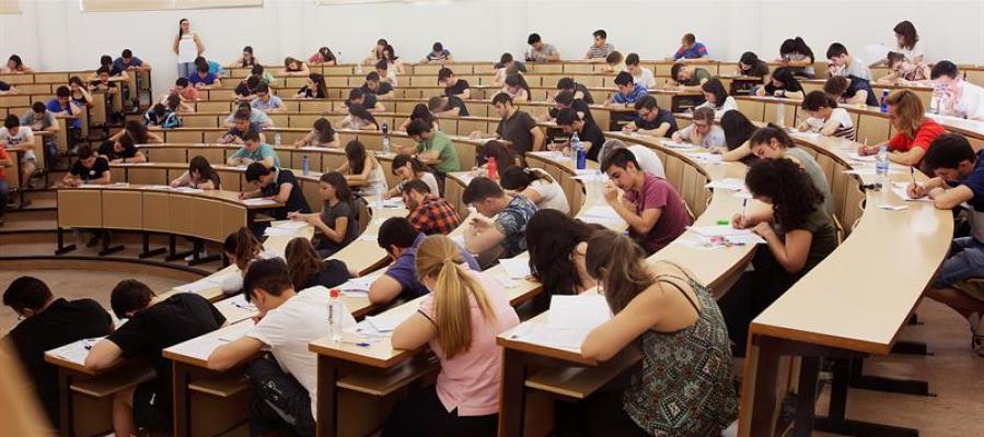 Universitarios examinándose en un aula Universitarios examinándose en un aula