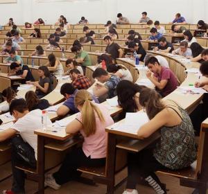 Universitarios examinándose en un aula Universitarios examinándose en un aula