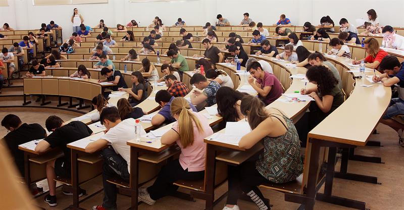 Los rectores denuncian que los nuevos requisitos para las becas perjudican a más de 70.000 alumnos por curso Los rectores denuncian que los nuevos requisitos para las becas perjudican a más de 70.000 alumnos por curso