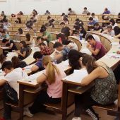 Universitarios examinándose en un aula