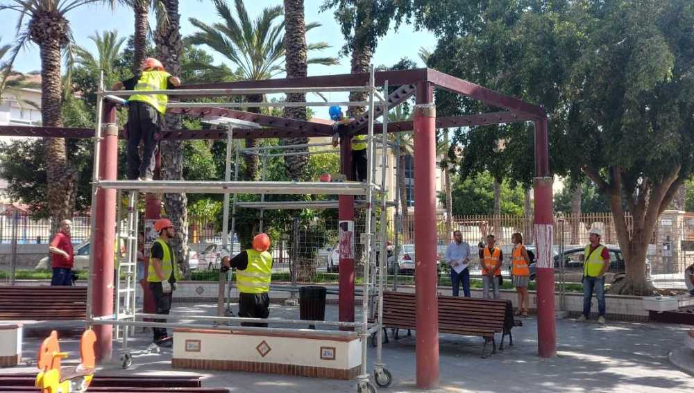Trabajos de instalación de la nueva pérgola en la Plaza de Barcelona de Elche.