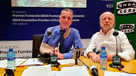 Marten Scheffer, premio BBVA en Ecología y Biología de la Conservación durante una entrevista con Juan Ramón Lucas en Más de uno Marten Scheffer, premio BBVA en Ecología y Biología de la Conservación durante una entrevista con Juan Ramón Lucas en Más de uno