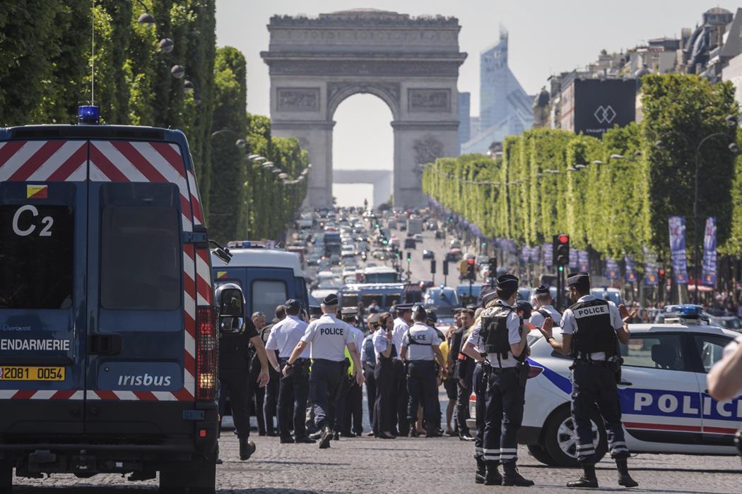 Un coche impacta contra un furgón de la policía francesa en los Campos Elíseos Un coche impacta contra un furgón de la policía francesa en los Campos Elíseos