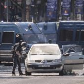 El coche que ha impactado contra un furgón policial en los Campos Elíseos