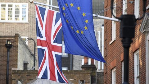 La bandera brit&aacute;nica y la de la Uni&oacute;n Europea en la Casa de Europa en Londres 