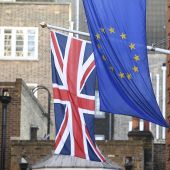 La bandera británica y la de la Unión Europea en la Casa de Europa en Londres 