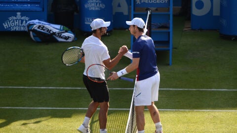 Jordan Thompson y Andy Murray se saludan tras el partido