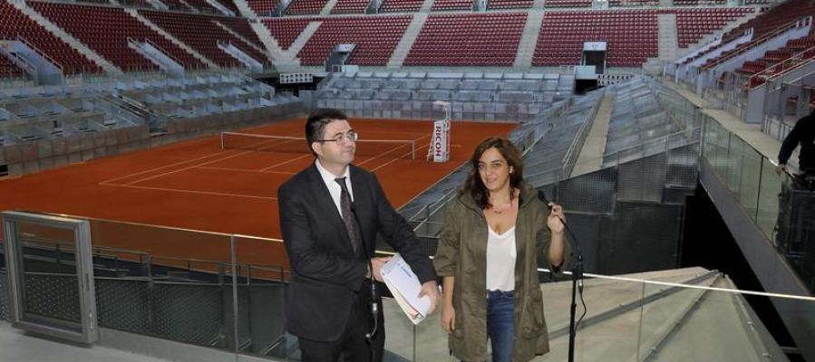 Carlos Sánchez Mato y Celia Mayer en la Caja Mágica Carlos Sánchez Mato y Celia Mayer en la Caja Mágica