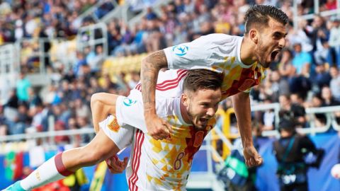 Dani Ceballos celebra el gol con Sa&uacute;l &Ntilde;&iacute;guez.