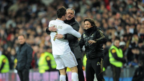 Cristiano Ronaldo se abraza con Jos&eacute; Mourinho durante un partido del Real Madrid