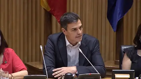 Pedro Sánchez en una rueda de prensa Pedro Sánchez acusa a Rajoy de "amparar la corrupción" y le pide "decencia y ejemplaridad"