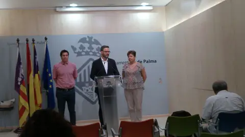 Cort pintará 12 escuelas públicas de Palma Rodrigo Romero, regidor de Infraestructuras José Hila, alcalde de Palma Susana Moll, regidora de Educación