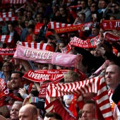 Los aficionados del Liverpool, cantando el 'You'll never walk alone' en Anfield