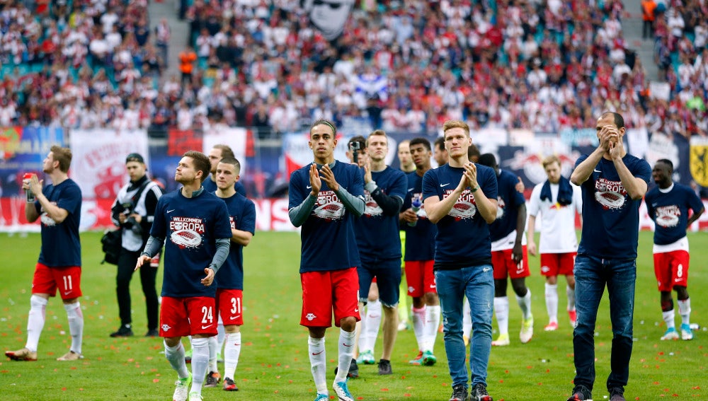 Los jugadores del Leipzig saludan a sus aficionados