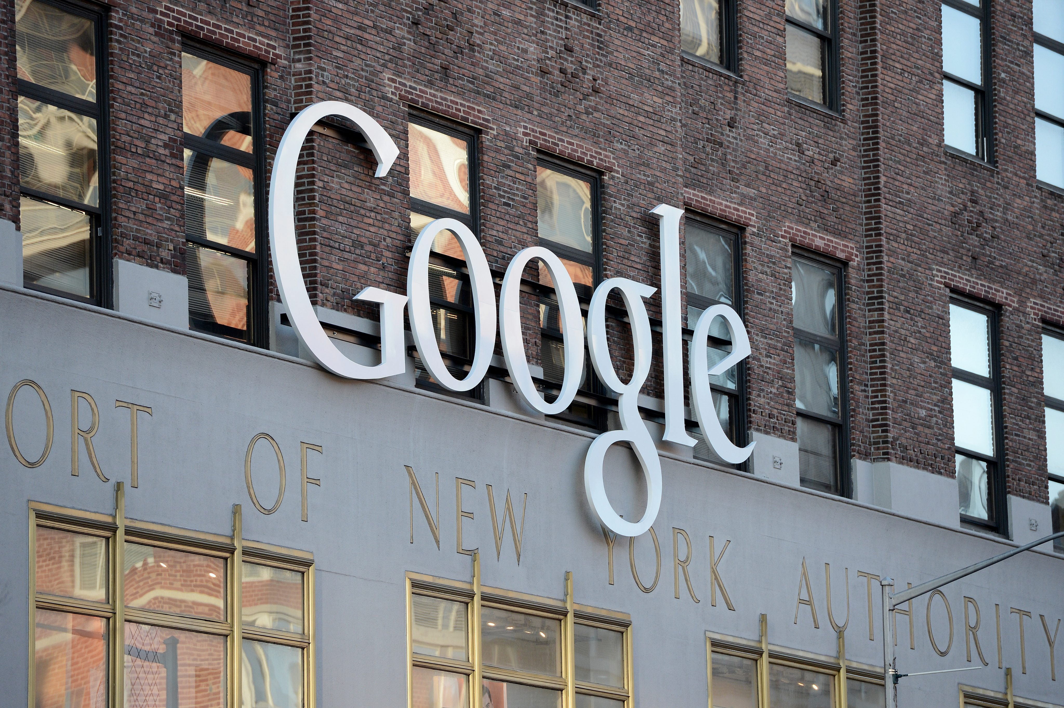 La CE impone a Google una multa récord de 2.420 millones euros por abuso de dominio La CE impone a Google una multa récord de 2.420 millones euros por abuso de dominio