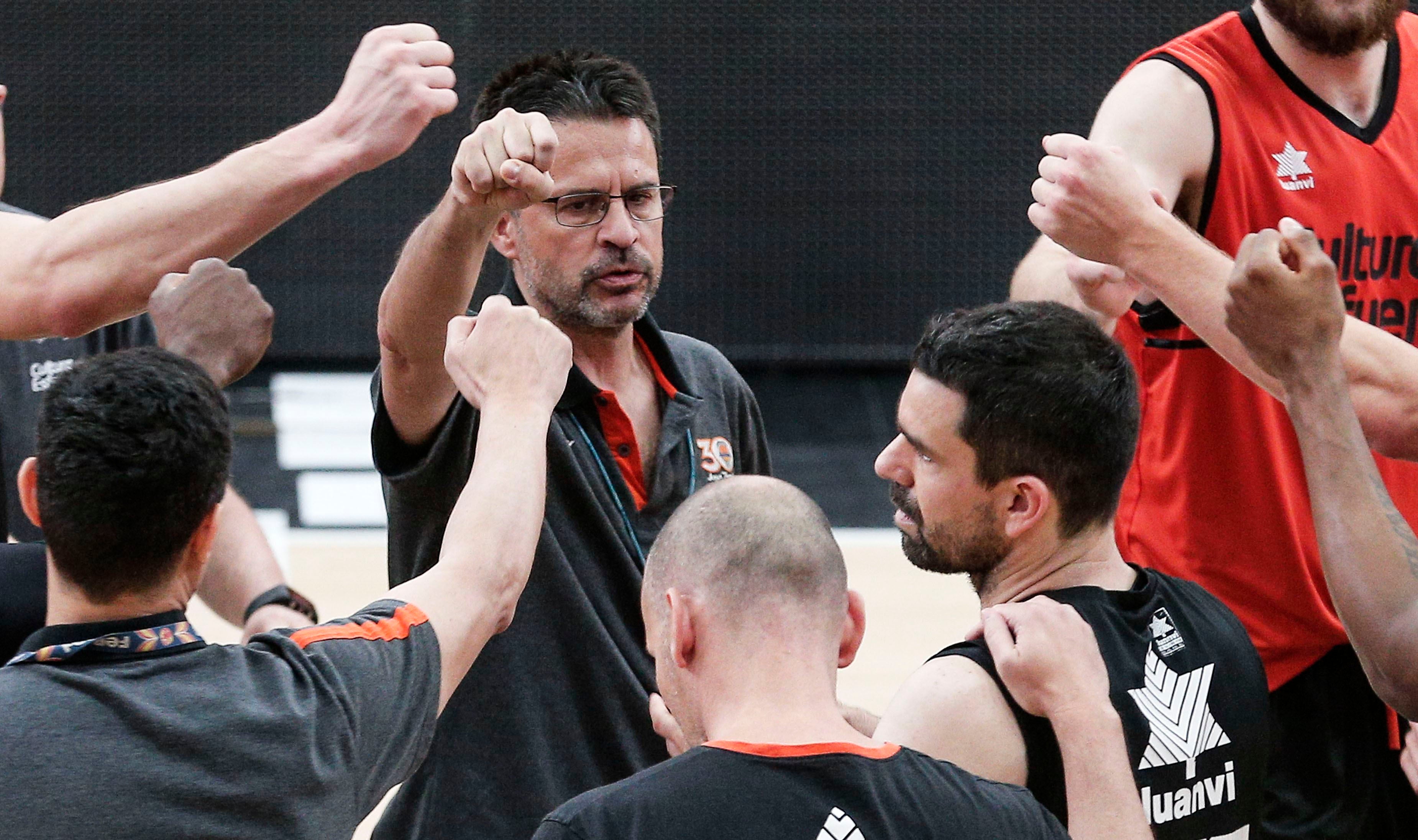 Pedro Martínez deja de ser técnico de Valencia Basket tras proclamarse campeón de liga Pedro Martínez deja de ser técnico de Valencia Basket tras proclamarse campeón de liga