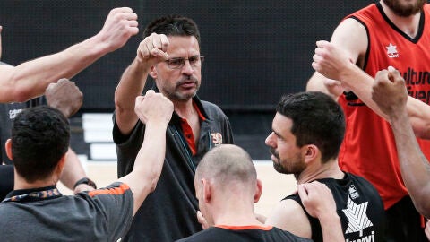 Pedro Mart&iacute;nez, en un entrenamiento de Valencia Basket