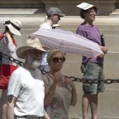 Turistas se protegen del calor frente a la Catedral de Sevilla