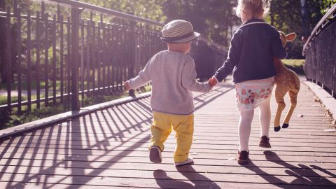 Andar está chupado. Lo hacen hasta los niños Andar está chupado. Lo hacen hasta los niños