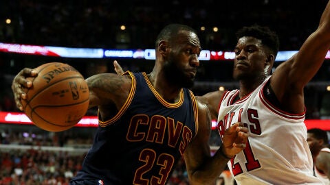 LeBron James intenta zafarse de la defensa de Jimmy Butler