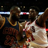 LeBron James intenta zafarse de la defensa de Jimmy Butler LeBron James intenta zafarse de la defensa de Jimmy Butler