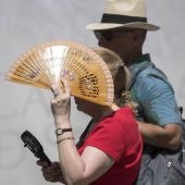 Mujer se protege del sol por la ola de calor