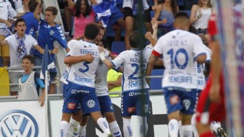 Los jugadores del Tenerife celebran el gol de Jorge.