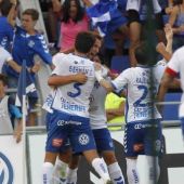 Los jugadores del Tenerife celebran el gol de Jorge.