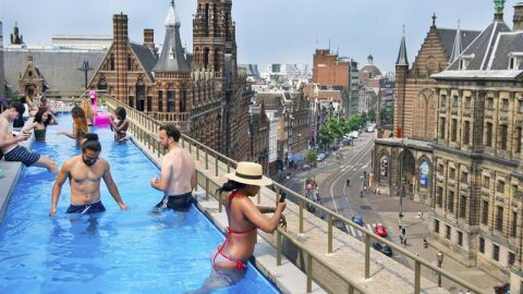 Un grupo de amigos disfrutan de una piscina en la azotea de un hotel en la ciudad de Ámsterdam