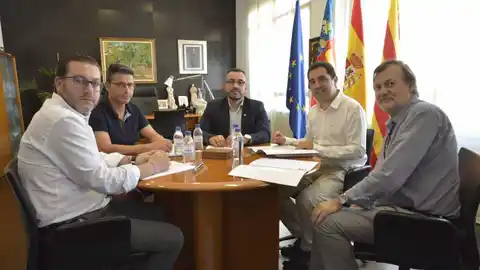 Imatge de la reunió ahir en el despatx d´alcaldia, presidida per l´alcalde José Benlloch, president de la xarxa. Els membres del consell han començat a dissenyar el projecte pilot per presentar davant l´Agència Valenciana de la Innovació.