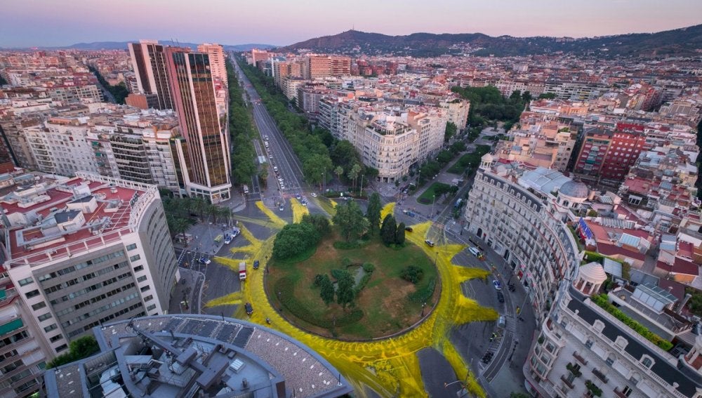 Greenpeace pinta un gran sol en plaza de Barcelona en apoyo a las renovables
