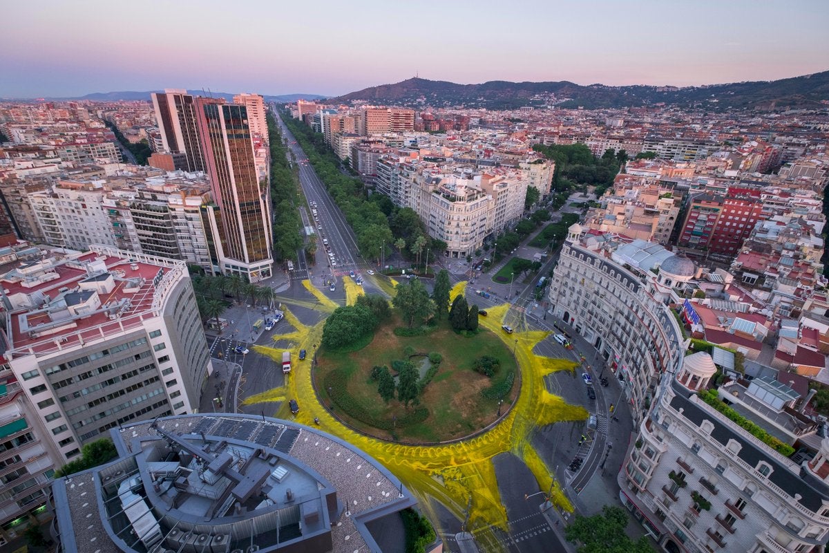 Greenpeace pinta un sol gigante en la plaza Francesc Macià de Barcelona para reivindicar las renovables Greenpeace pinta un sol gigante en la plaza Francesc Macià de Barcelona para reivindicar las renovables