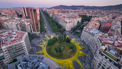 Greenpeace pinta un gran sol en plaza de Barcelona en apoyo a las renovables