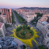 Greenpeace pinta un gran sol en plaza de Barcelona en apoyo a las renovables