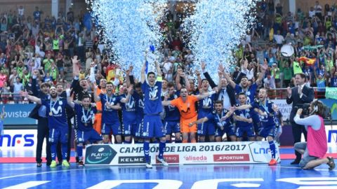 Los jugadores de Intervi&uacute; Boomerang celebran en El Transistor el t&iacute;tulo de Liga.