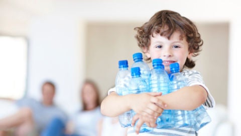 Ni&ntilde;o con botellas de agua