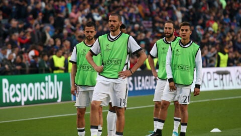 Bonucci y Dybala, en un calentamiento de la Juventus