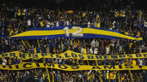 La afición de Boca Juniors anima en la grada de La Bombonera La afición de Boca Juniors anima en la grada de La Bombonera