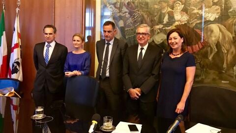 La presidenta del Govern balear, Francina Armengol, junto a los presidentes de Cerde&ntilde;a, Francesco Pigliaru, y de C&oacute;rcega, Gilles Simeoni