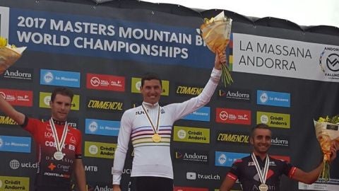 El campe&oacute;n del Mundo de M-30, el ilicitano Manuel S&aacute;nchez, ha contado en Onda Deportiva Elche c&oacute;mo logr&oacute; el maillot arco&iacute;ris en Andorra