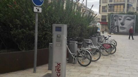 Estación de BiciElx del Paseo de la Estación de Elche. 