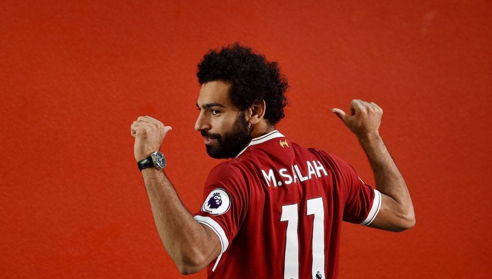 Salah posa con la camiseta del Liverpool