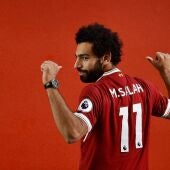 Salah posa con la camiseta del Liverpool