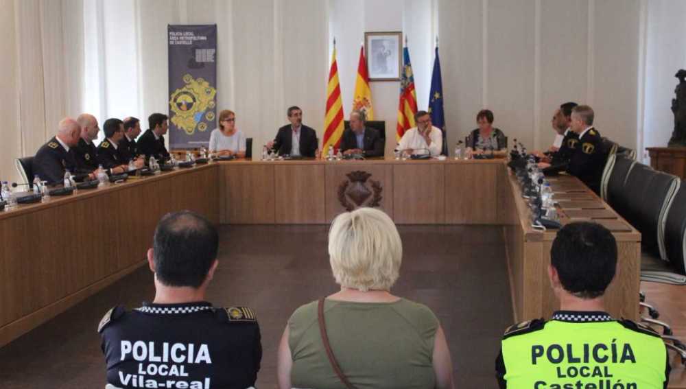 Imatge de la reunió de la Policia Local de l´àrea Metropolitana de Castelló en la sala de plens de l´Ajuntament de Vila-real. 