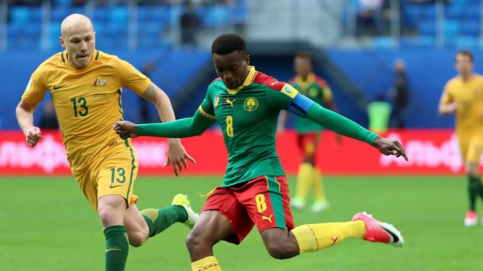 El delantero camerunés Benjamin Moukandjo (d) mueve el balón durante el encuentro que enfrentó a Camerún.