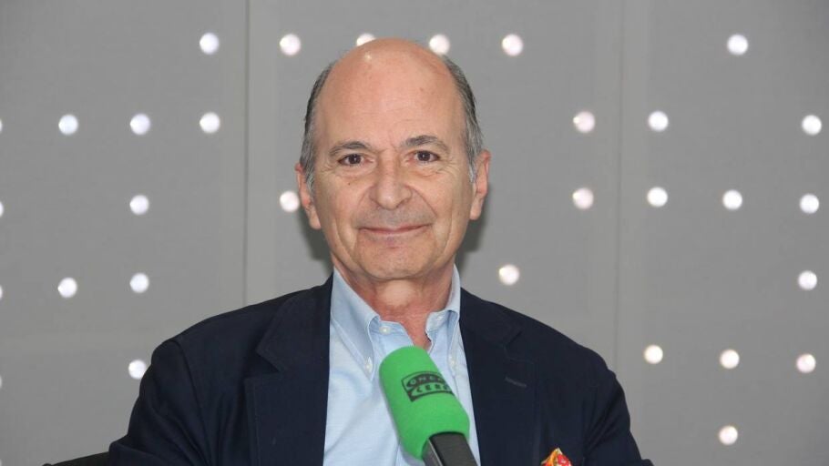 Carlos Rodr&iacute;guez Braun en los estudios de Onda Cero