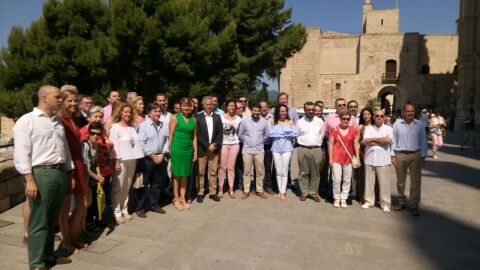 Marga Dur&aacute;n junto a diversos miembros del PP que apoyan su candidatura