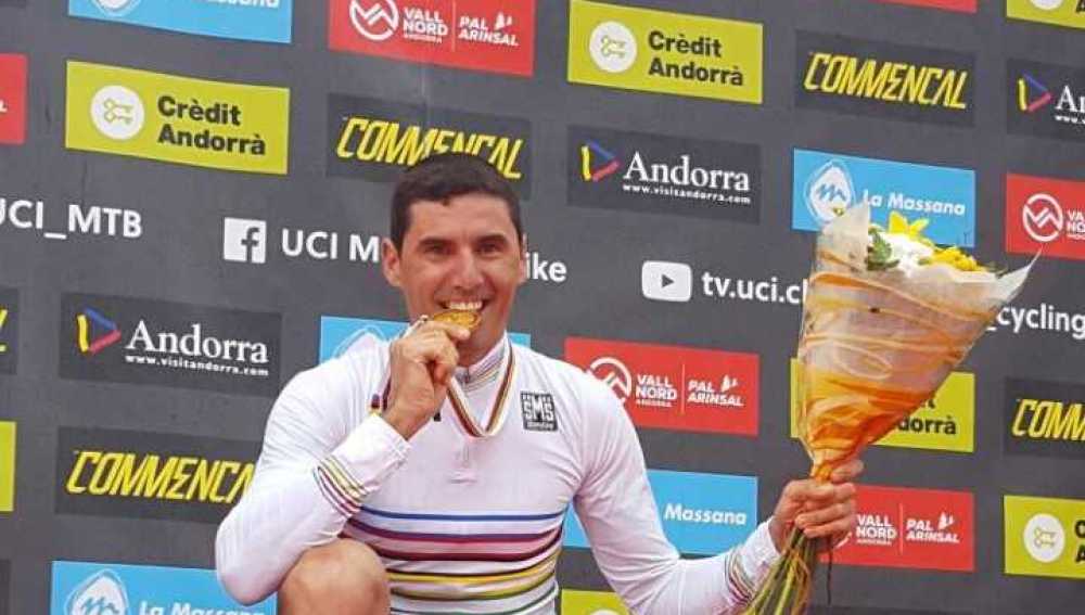 Manuel Sánchez 'Manolín' en el podio con la medalla de Campeón del Mundo.